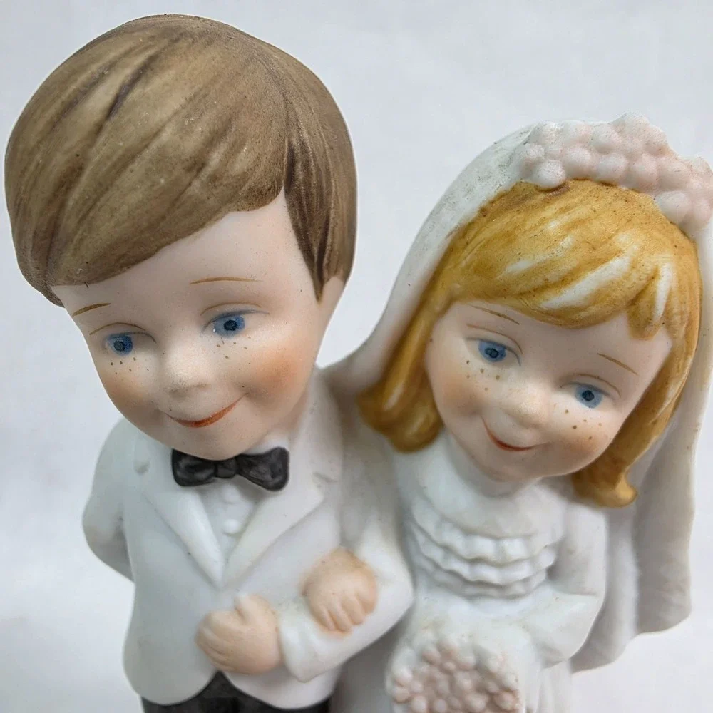 Vintage Schmid 1981 Hand-Painted Porcelain Wedding Couple‎ Cake Topper Music Box